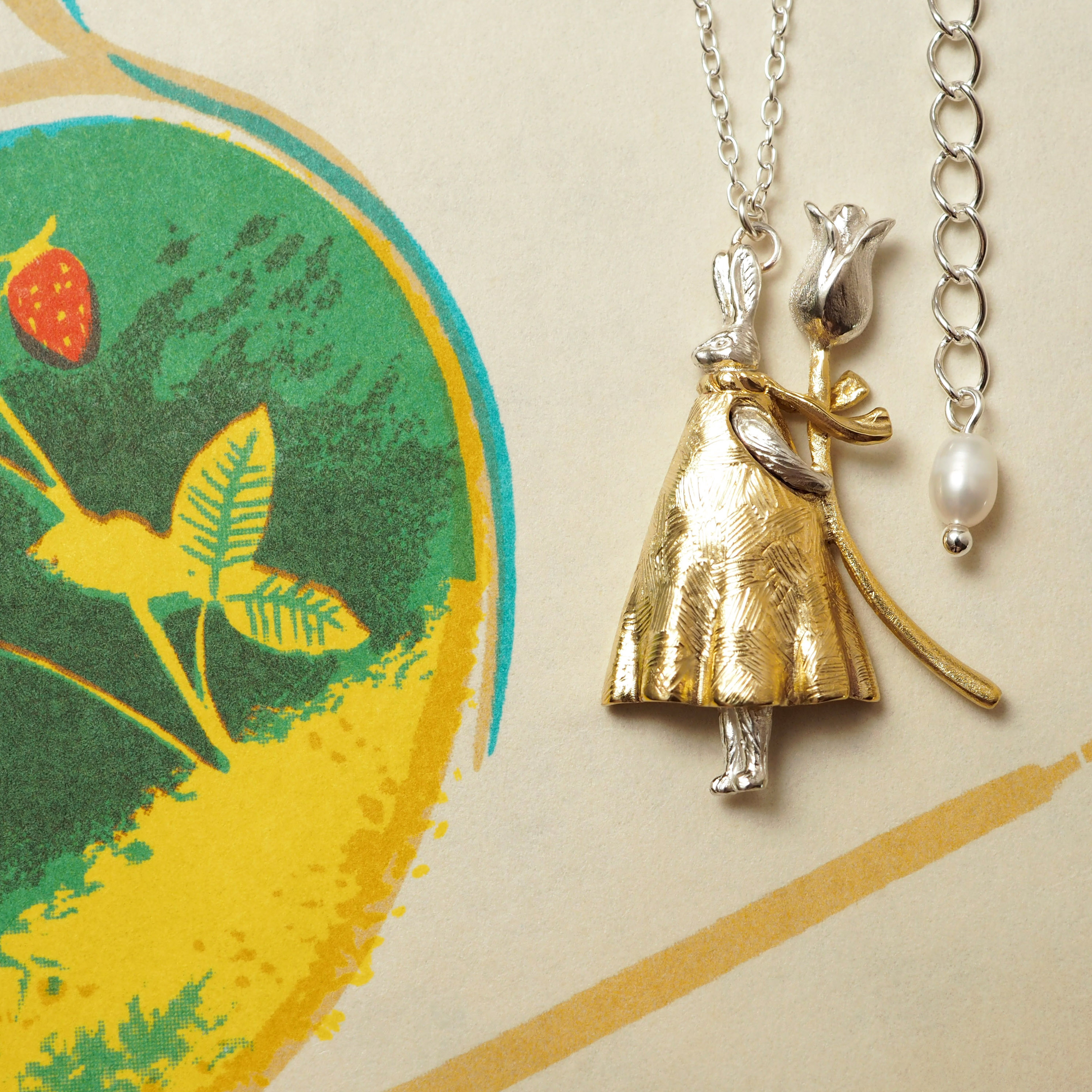 【冬のプレゼント企画開催中】花を持つうさぎのネックレス（受注制作）