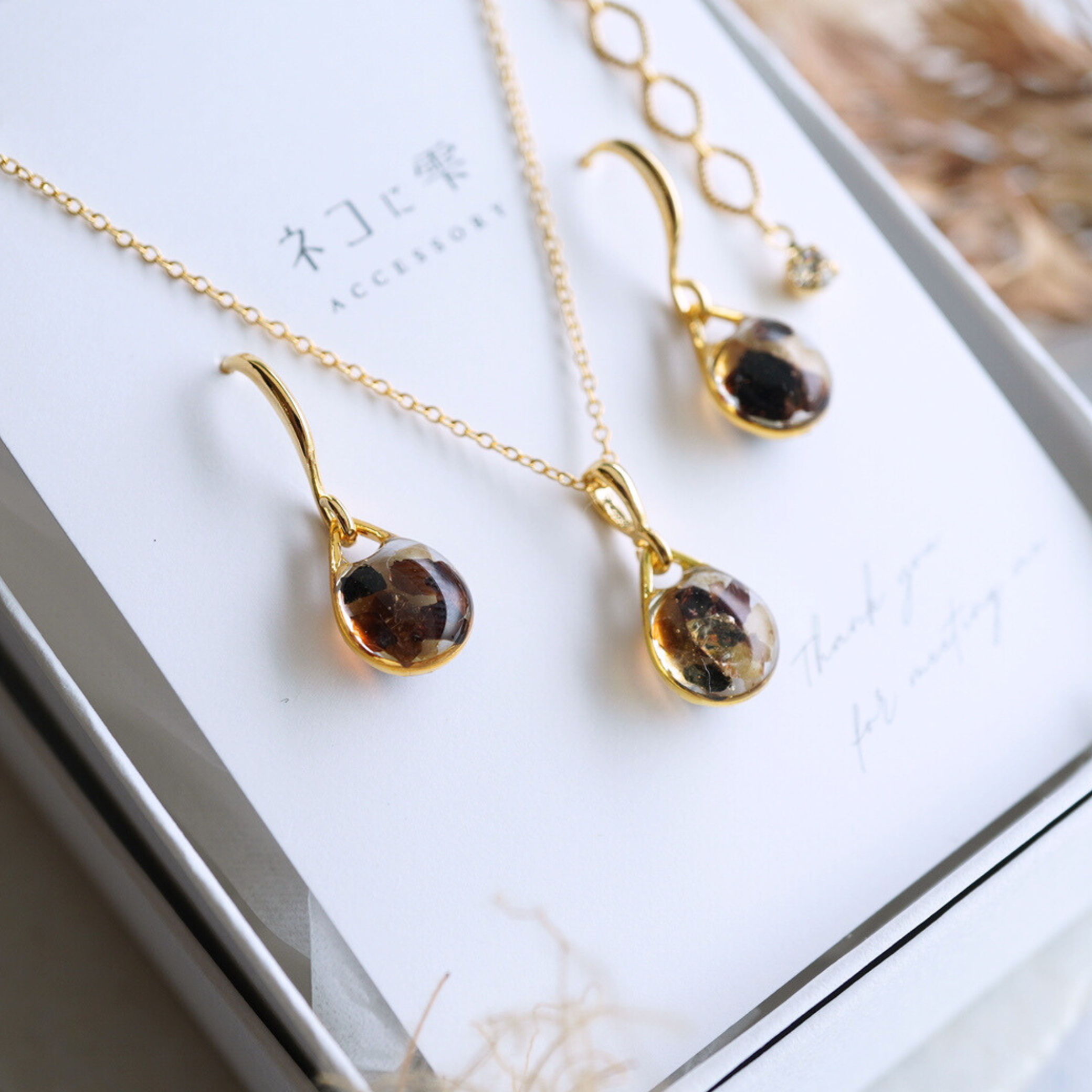 【送料無料】ピアス　ネックレス　セット　琥珀　ブラウン　秋　冬　雫　しずく　ギフトシンプル　上品　小ぶり　透明感