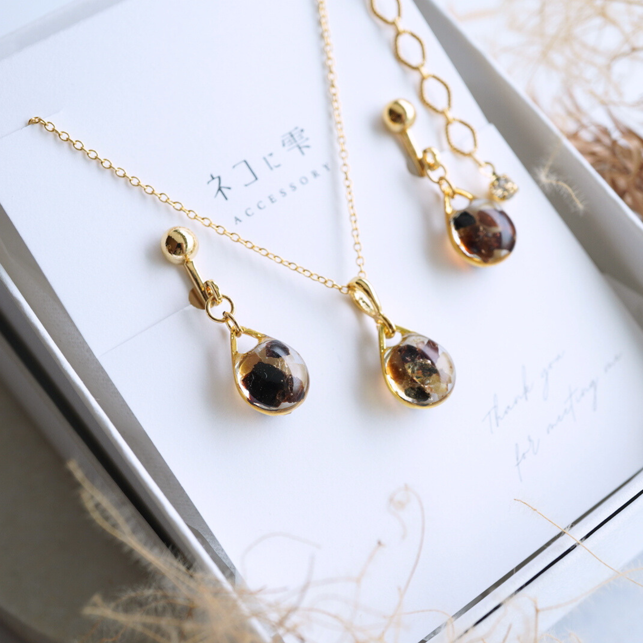 【特集掲載】イヤリング　ネックレス　セット　送料無料　琥珀　ブラウン　秋　雫　しずく　ギフトシンプル　上品　小ぶり　冬