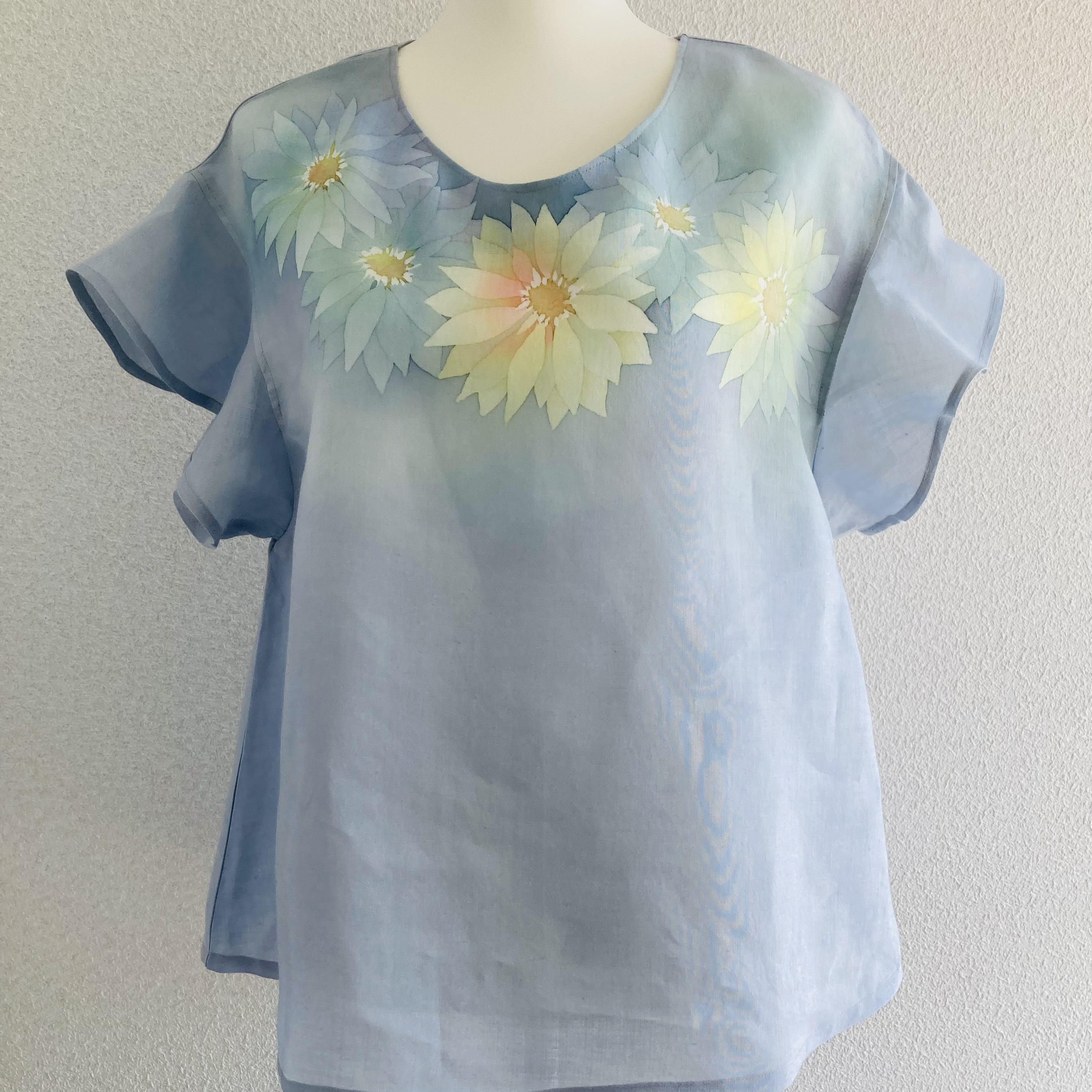 麻　風が通る　ろうけつ染ブラウス　ガーベラ