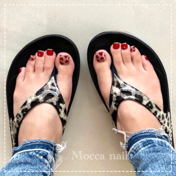 ✮親指のみ ゴールドとランダムハート フットネイルチップ ペディキュア レッド 2枚目の画像