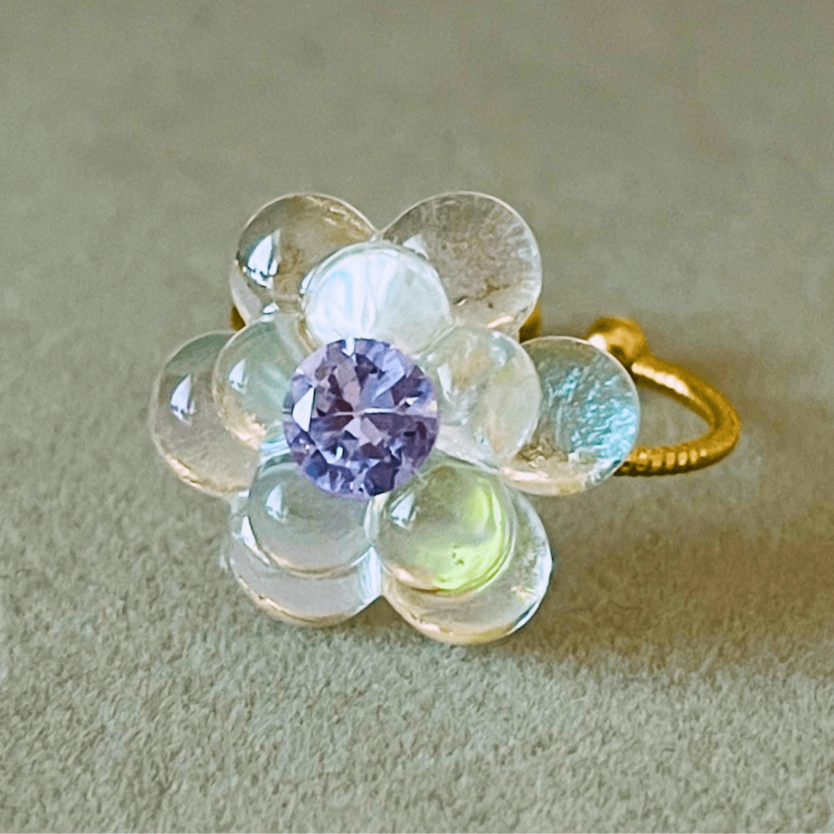 指輪 ラベンダー色の石 サイズ調整可能 ピンキーリング お花 ガラスのリング ステンドグラス 輝く