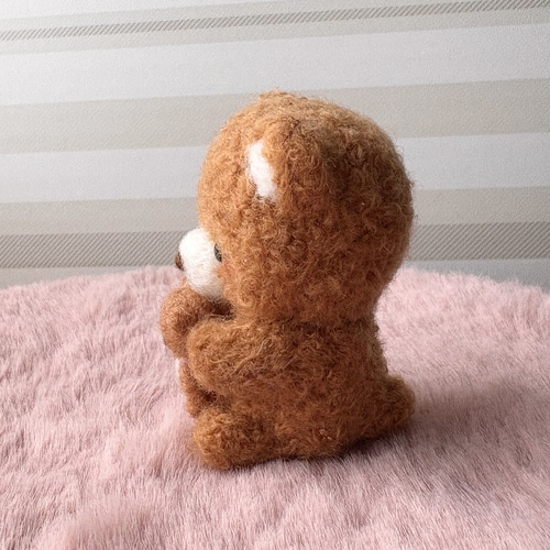 ぬいぐるみを抱いたくまちゃん 羊毛フェルト 〜受注制作作品〜 羊毛
