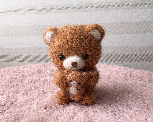yofugetu 作家 テディベア ハンドメンド ぬいぐるみ くま 羊毛フェルト ぬいぐるみを抱いたくまちゃん 羊毛フェルト 〜受注制作作品〜 羊毛