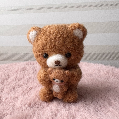 ぬいぐるみを抱いたくまちゃん 羊毛フェルト 〜受注制作作品〜 羊毛