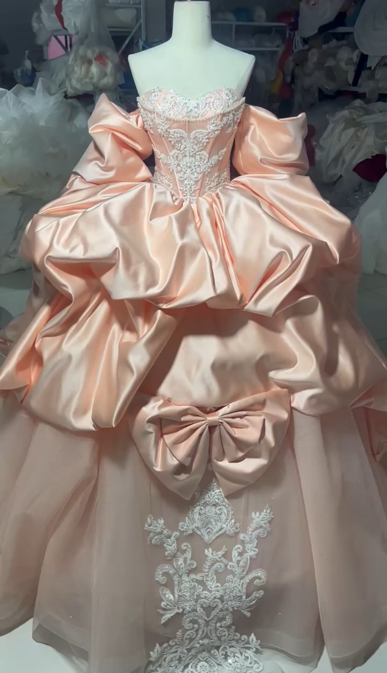 見逃さない　高級サテン　白可能　ボリューム　フレア袖　リボン　パフスリーブ　二の腕を隠せる　コーラル　刺繍つき卒業成人式