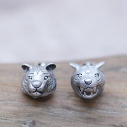 トラのシルバーピアス/阿吽のトラ（両耳） 2枚目の画像