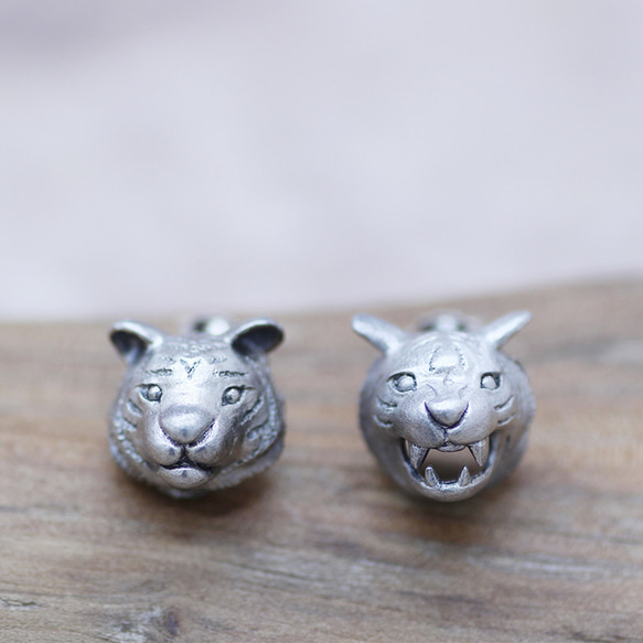 トラのシルバーピアス/阿吽のトラ（両耳） 2枚目の画像