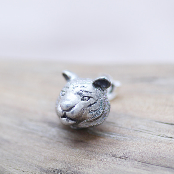 トラのシルバーピアス/阿吽のトラ（両耳） 4枚目の画像