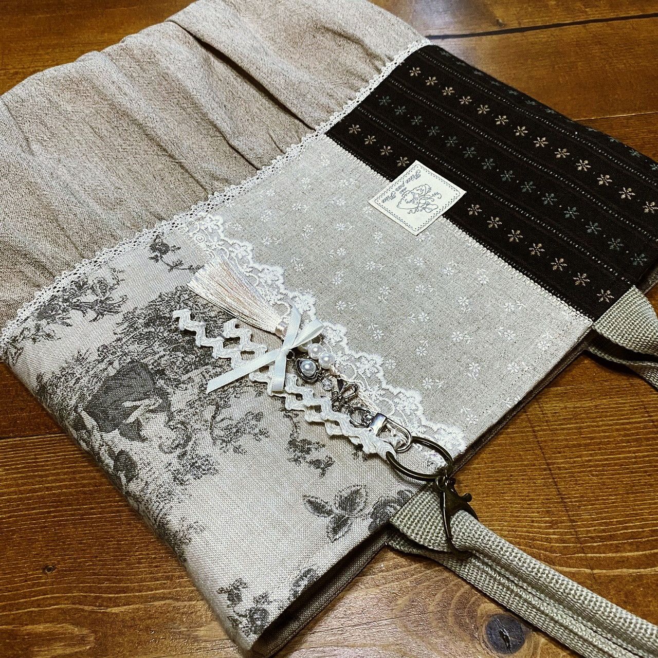 新作　縦長トートバッグ　タッセルチャーム付き　Ａ４　トワルドジュイ　ハンドメイド