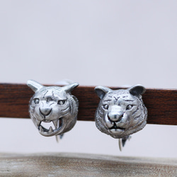 トラのシルバーイヤリング/阿吽のトラ（両耳） 3枚目の画像