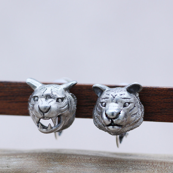 トラのシルバーイヤリング/阿吽のトラ（両耳） 3枚目の画像