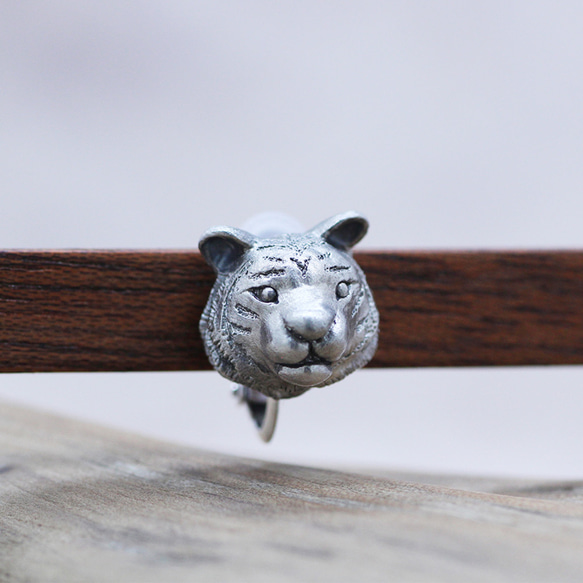 トラのシルバーイヤリング/阿吽のトラ（両耳） 4枚目の画像