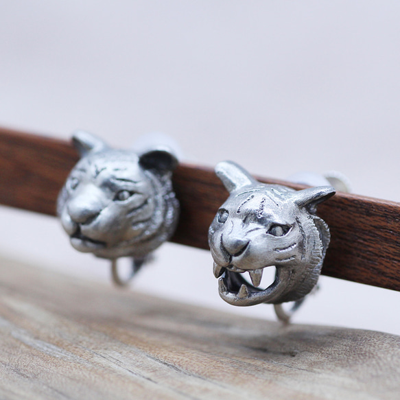 トラのシルバーイヤリング/阿吽のトラ（両耳） 1枚目の画像
