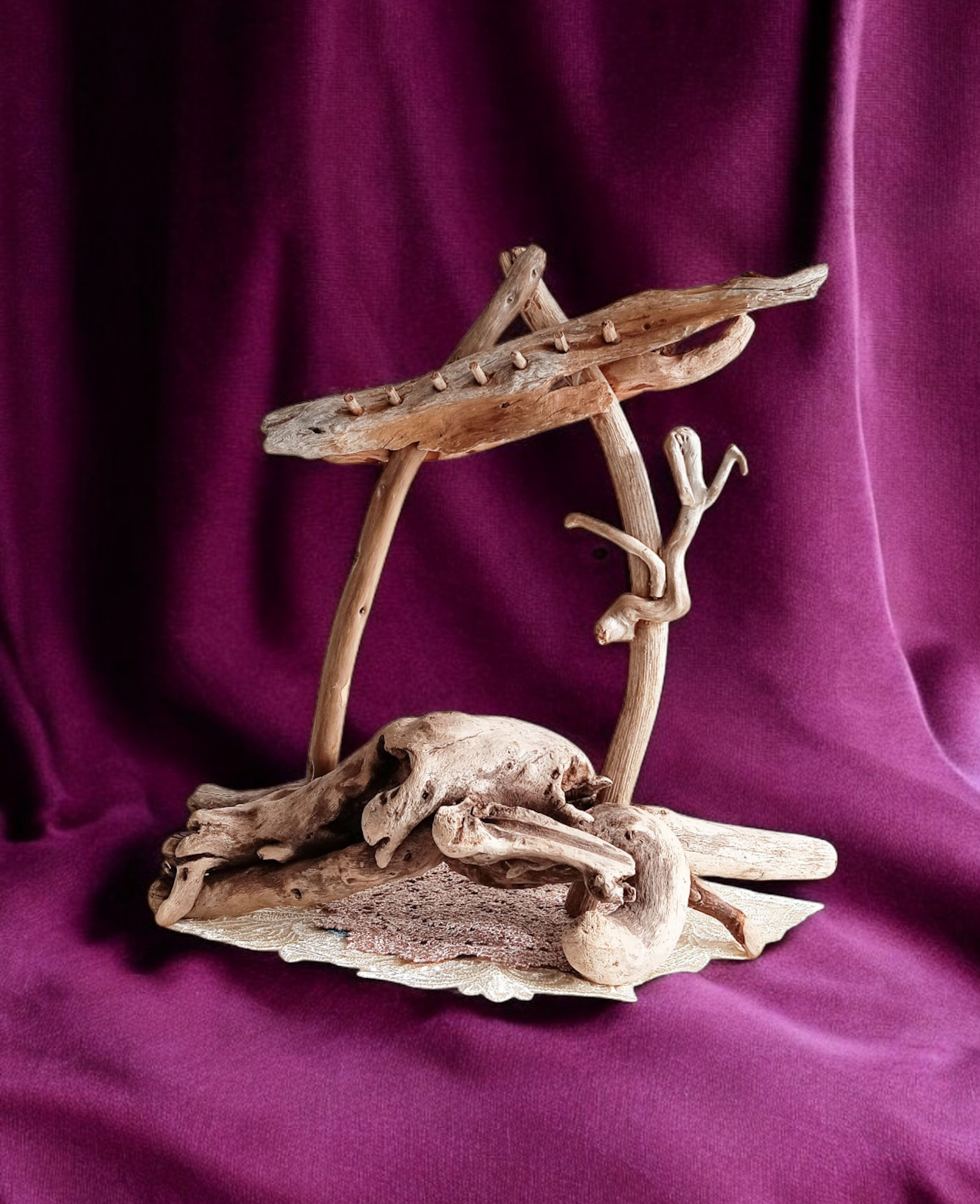 魔女の部屋に佇む、流木のアクセサリースタンド — 静岡の海から届いた異形の美(1点もの)