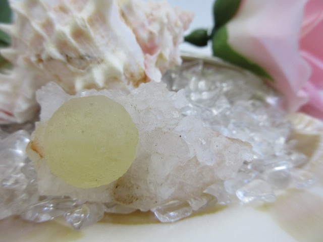 N0.CR-406　天然石　原石　球状イエローフローライト・水晶　３０ｇ