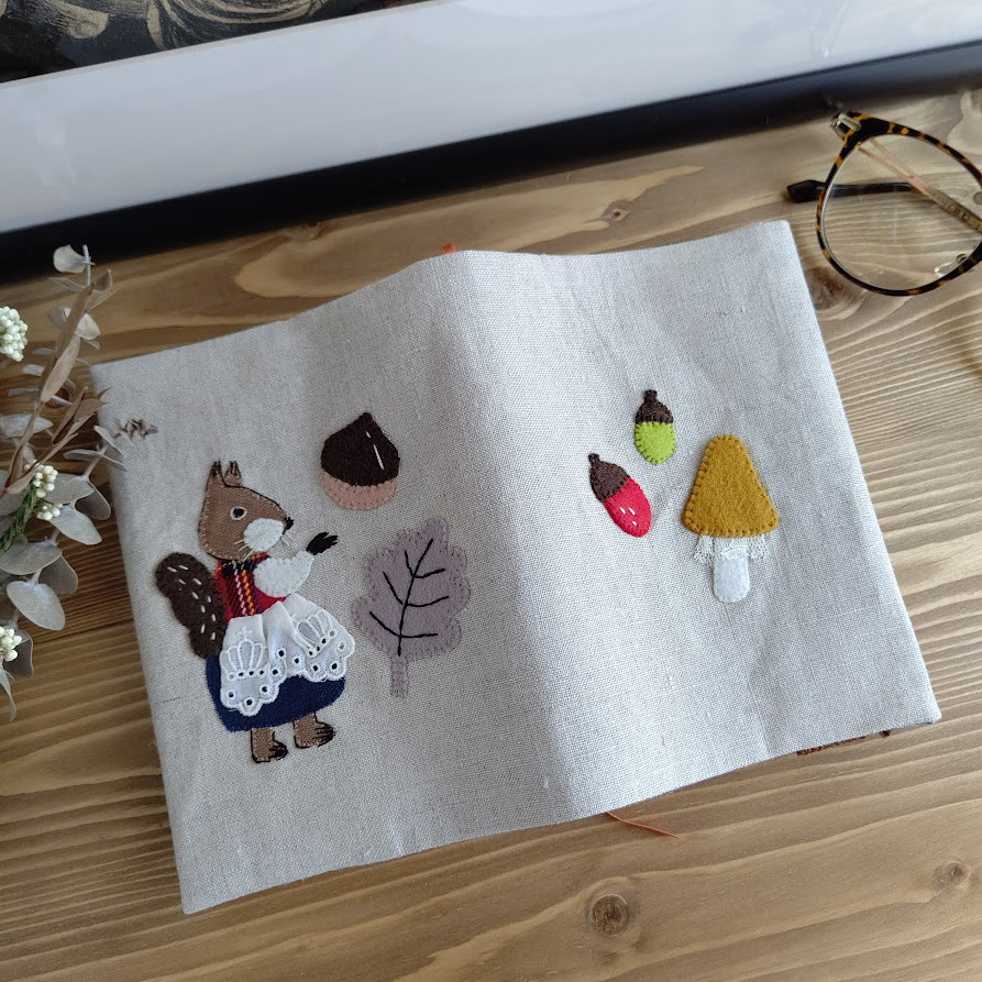 リスのブックカバーＹ（文庫用）秋の収穫祭・童話絵本・どんぐり・きのこ・栗・麻