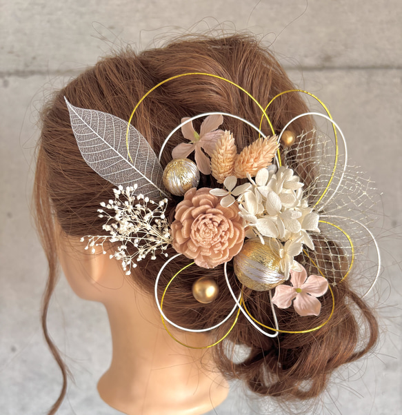 白×薄ピンクベージュのドライフラワー髪飾り 1枚目の画像