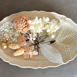 白×薄ピンクベージュのドライフラワー髪飾り 3枚目の画像