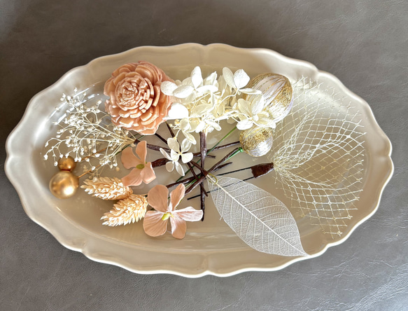 白×薄ピンクベージュのドライフラワー髪飾り 3枚目の画像