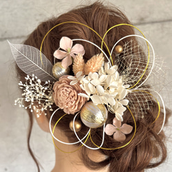 白×薄ピンクベージュのドライフラワー髪飾り 2枚目の画像