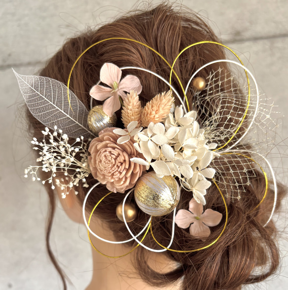 白×薄ピンクベージュのドライフラワー髪飾り 2枚目の画像