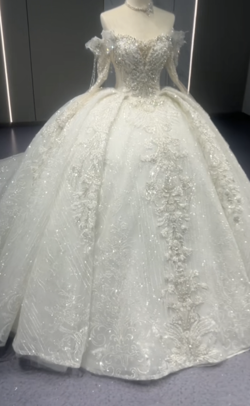 優雅なレース　痩せて見える　オフショルダー　二の腕を隠せる　フレアスカート　ボリューム　プリンセスライン　挙式前撮り