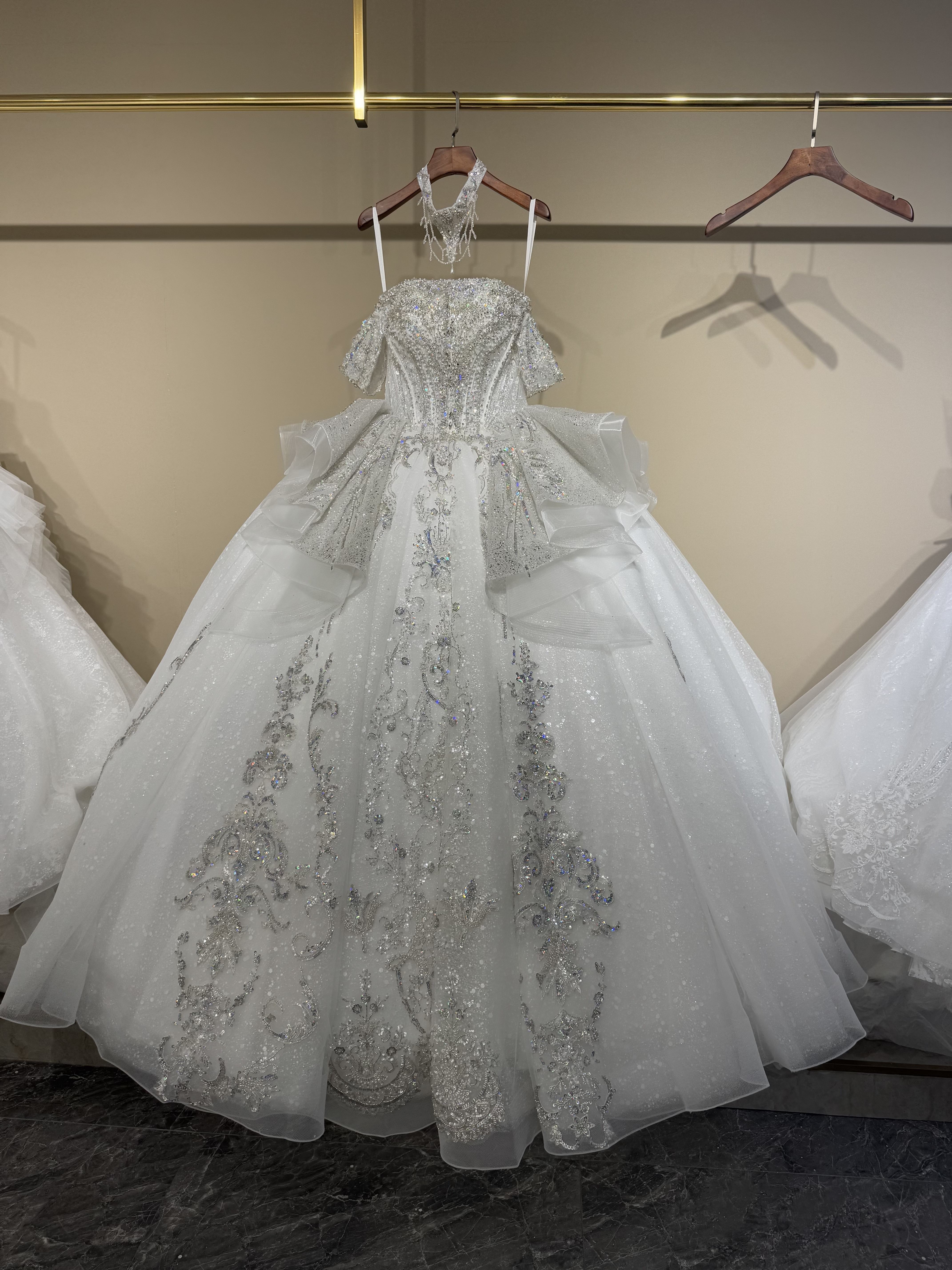 送料無料　取り外し可能そで　オフショルダー　二の腕カバー　シルバーストーン　キラキラ　可愛い　ロングトレーン　優雅前撮り