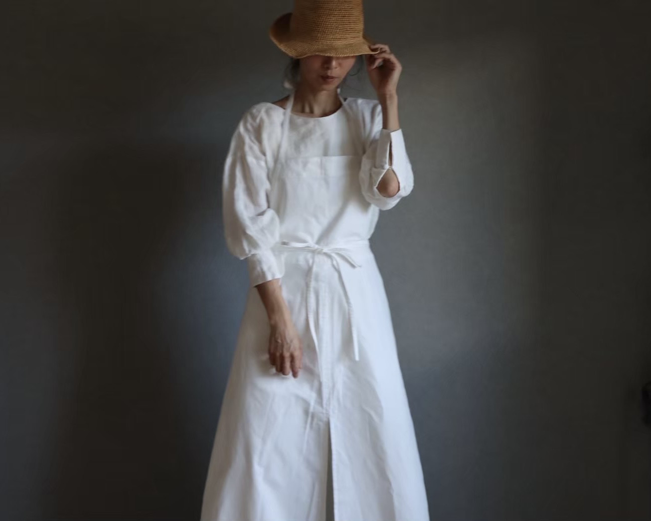 岡山児島デニムで魅せる、前スリット美シルエット6オンスソフトデニムエプロンドレス／エプロンワンピース／オフホワイト