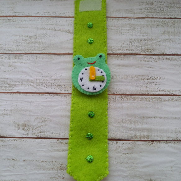 【2,000円以上で送料無料】フェルトの時計　【カエル】 1枚目の画像