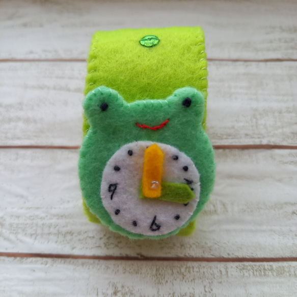【2,000円以上で送料無料】フェルトの時計　【カエル】 4枚目の画像