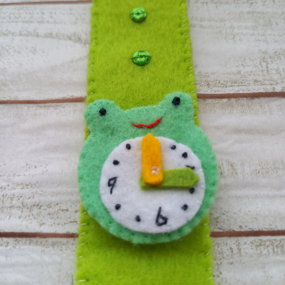 【2,000円以上で送料無料】フェルトの時計　【カエル】 2枚目の画像