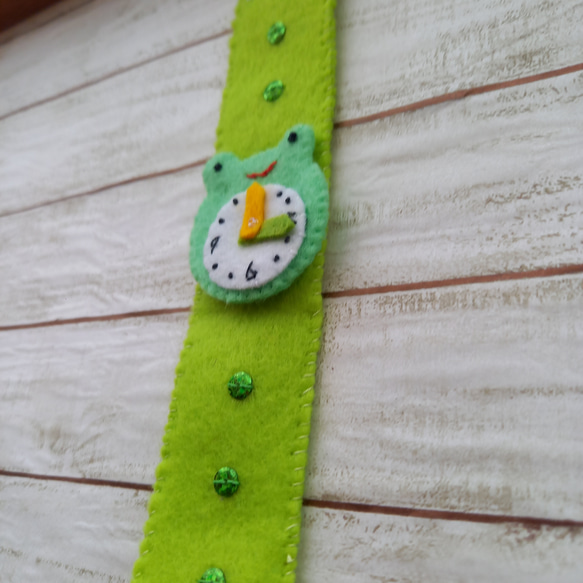 【2,000円以上で送料無料】フェルトの時計　【カエル】 3枚目の画像