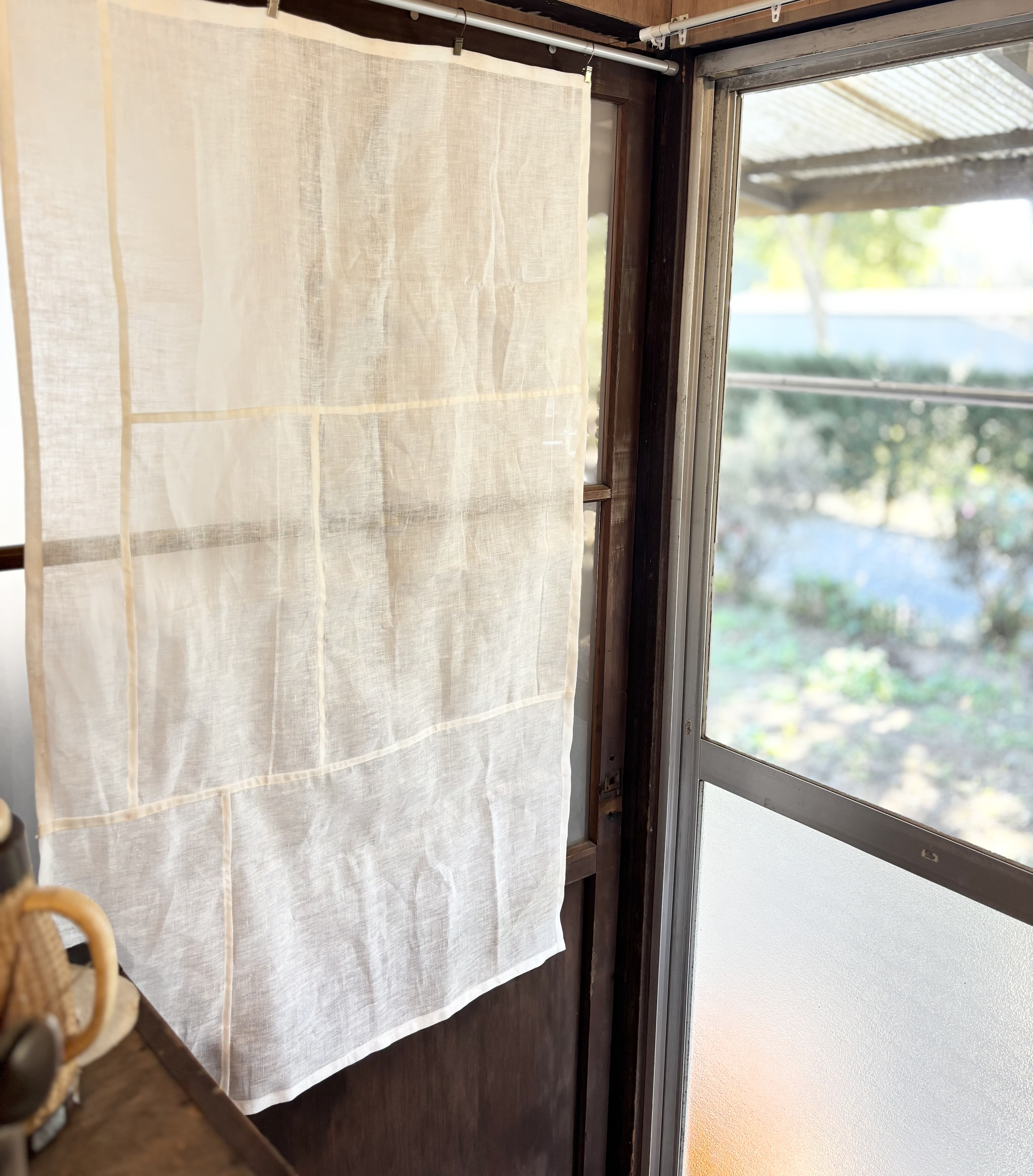 日だまりの白リネンクロス(120×70)｜光をまとう薄手の一枚