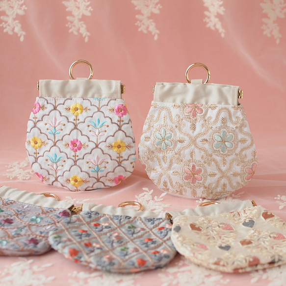 インド刺繍生地　ミニポーチ・カラビナ付き・ミニフラワーホワイト系 1枚目の画像