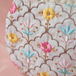 インド刺繍生地　ミニポーチ・カラビナ付き・ミニフラワーホワイト系 4枚目の画像