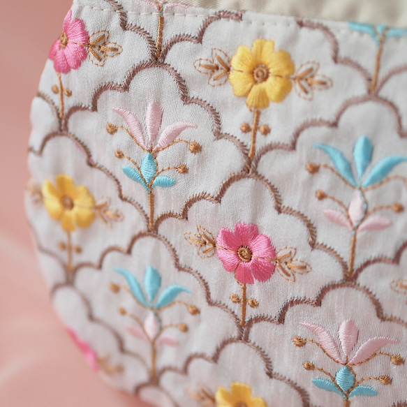 インド刺繍生地　ミニポーチ・カラビナ付き・ミニフラワーホワイト系 4枚目の画像