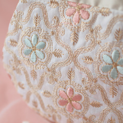 インド刺繍生地　ミニポーチ・カラビナ付き・ミニフラワーホワイト系 3枚目の画像