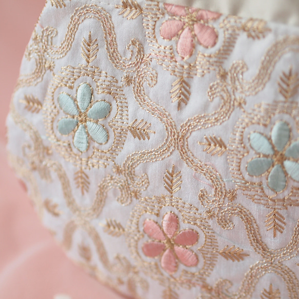 インド刺繍生地　ミニポーチ・カラビナ付き・ミニフラワーホワイト系 3枚目の画像