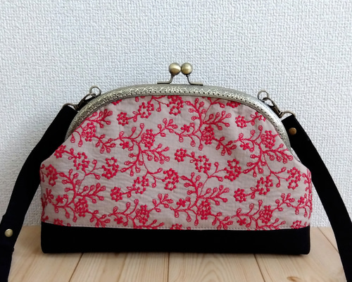 長財布も入る大きめ 花柄刺繍のがま口ショルダーバッグ 25cm口金