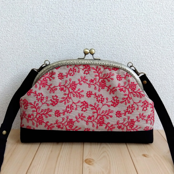 長財布も入る大きめ 花柄刺繍のがま口ショルダーバッグ 25cm口金