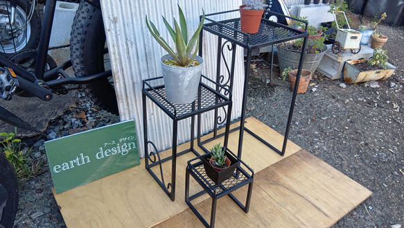 多肉植物の配置　フラワースタンド　アースデザイン 多肉植物の配置 フラワースタンド アースデザイン 多肉植物の