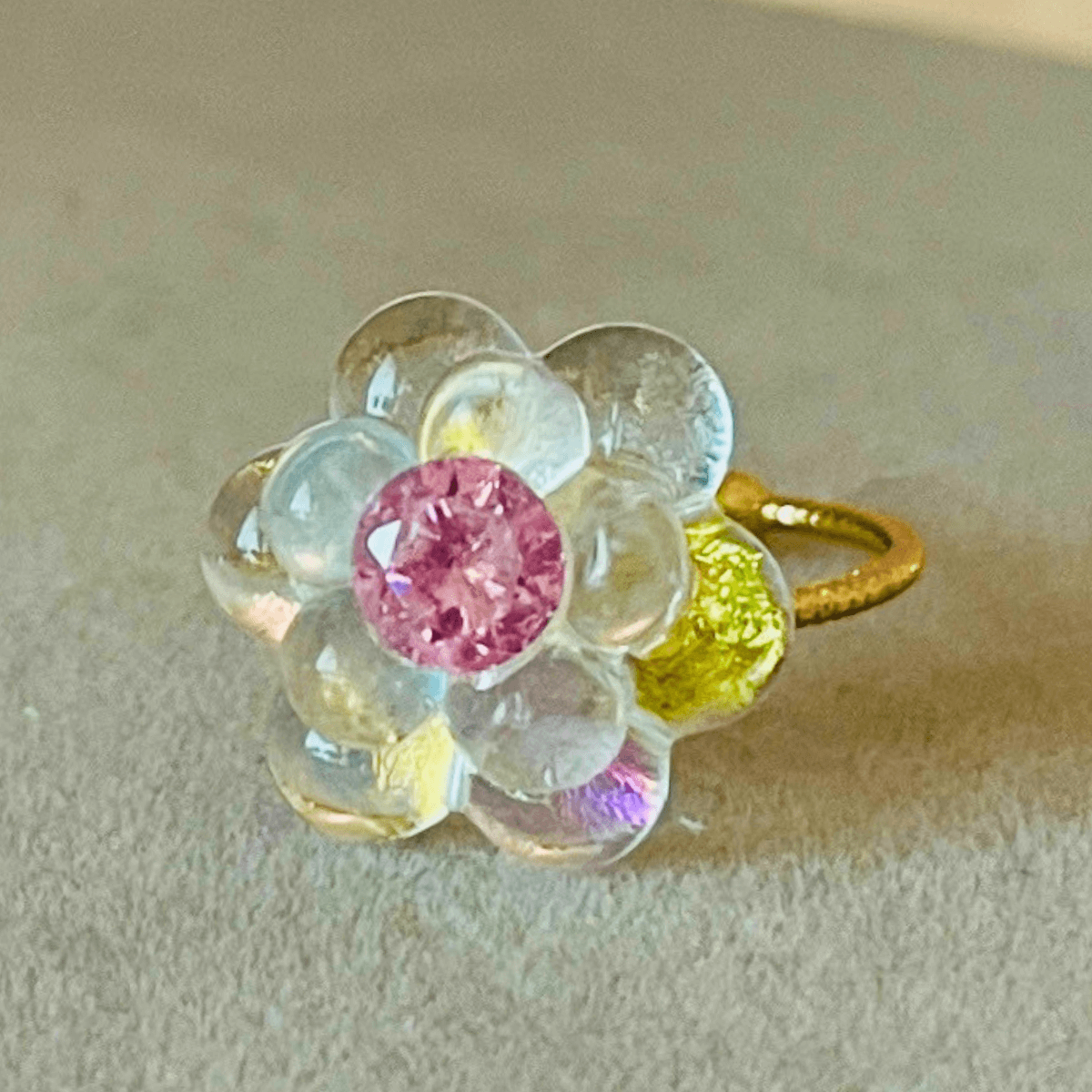 【再販】指輪 ピンクの石 サイズ調整可能 ピンキーリング お花 ガラスのリング ステンドグラス 輝く