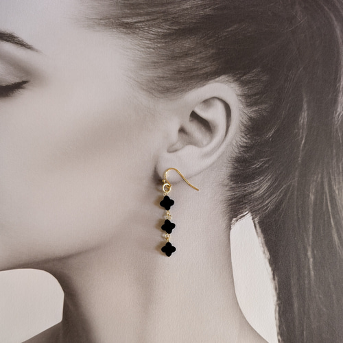 幸せを耳元に咲かせる【オニキス】漆黒のクローバーピアス イヤリング