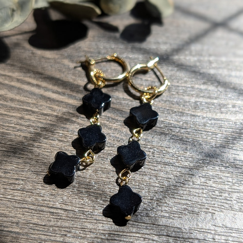 幸せを耳元に咲かせる【オニキス】漆黒のクローバーピアス イヤリング