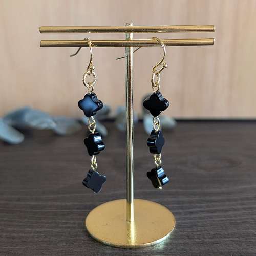 幸せを耳元に咲かせる【オニキス】漆黒のクローバーピアス イヤリング