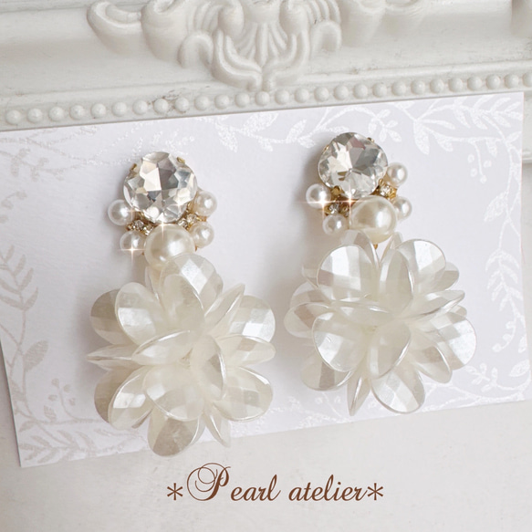 クリスタルビジュー♢シルキーホワイトパールballピアス✨ 1枚目の画像