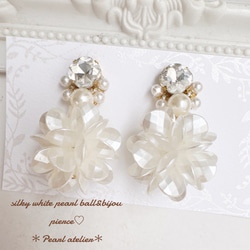クリスタルビジュー♢シルキーホワイトパールballピアス✨ 2枚目の画像