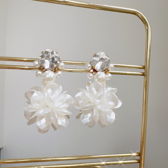 クリスタルビジュー♢シルキーホワイトパールballピアス✨ 4枚目の画像