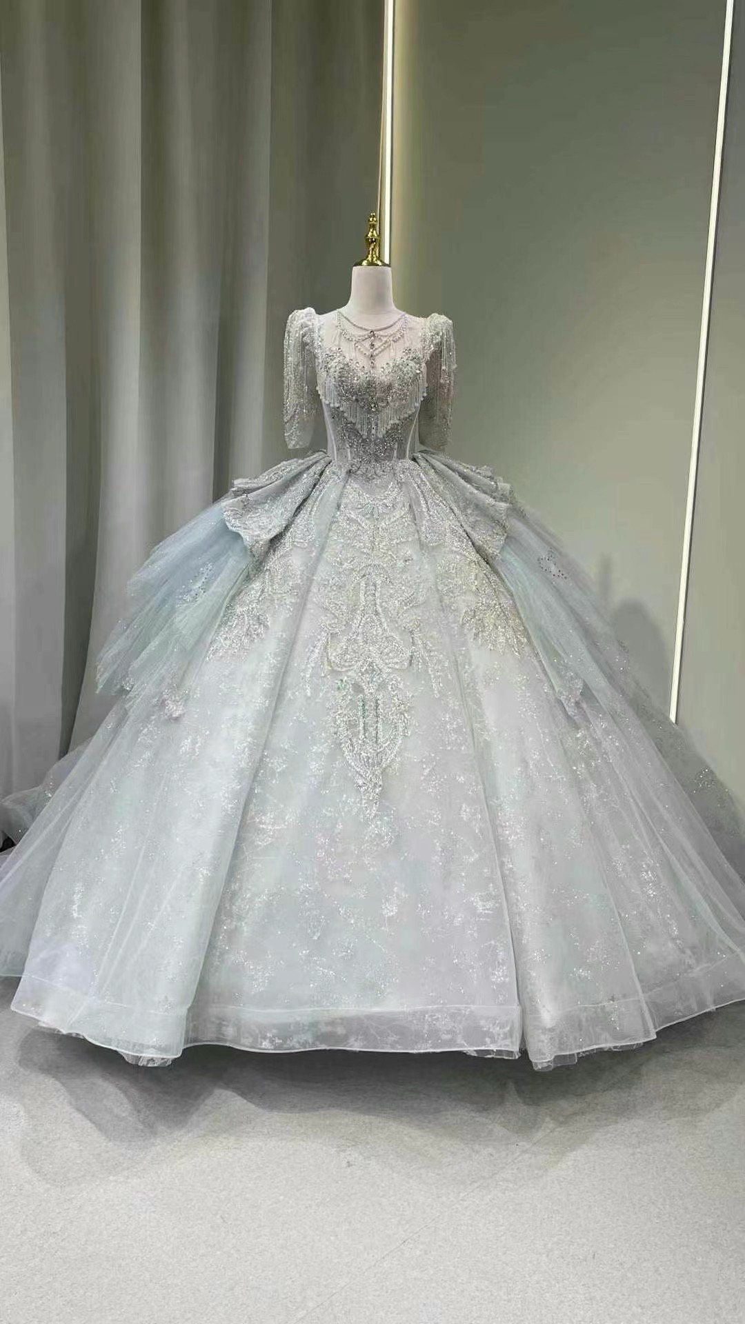 圧倒的なウェディングドレス　シルバーキラキラ　華やかな　女王派　目立つ　高級　エレガント　プリンセス　ブライダル　結婚式
